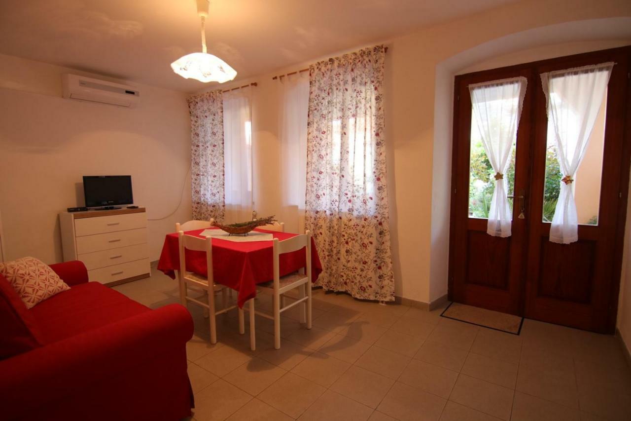 App With A Lovely Patio Mali Lošinj Екстериор снимка
