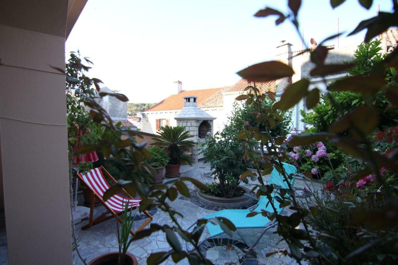 App With A Lovely Patio Mali Lošinj Екстериор снимка