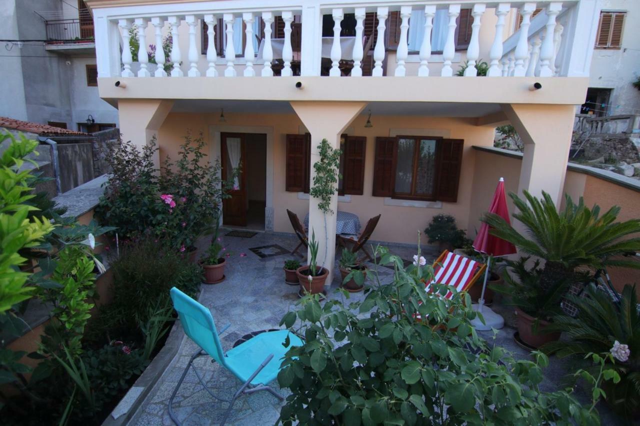 App With A Lovely Patio Mali Lošinj Екстериор снимка