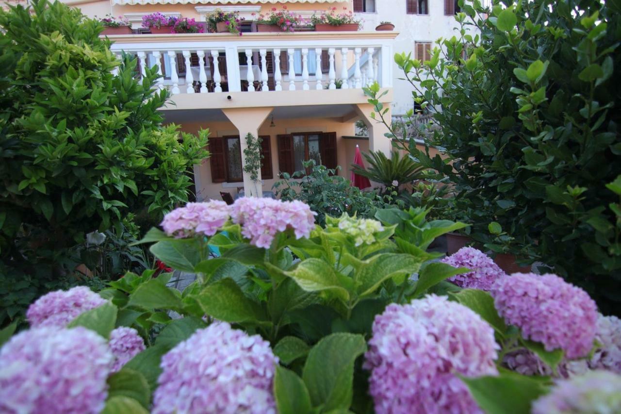App With A Lovely Patio Mali Lošinj Екстериор снимка