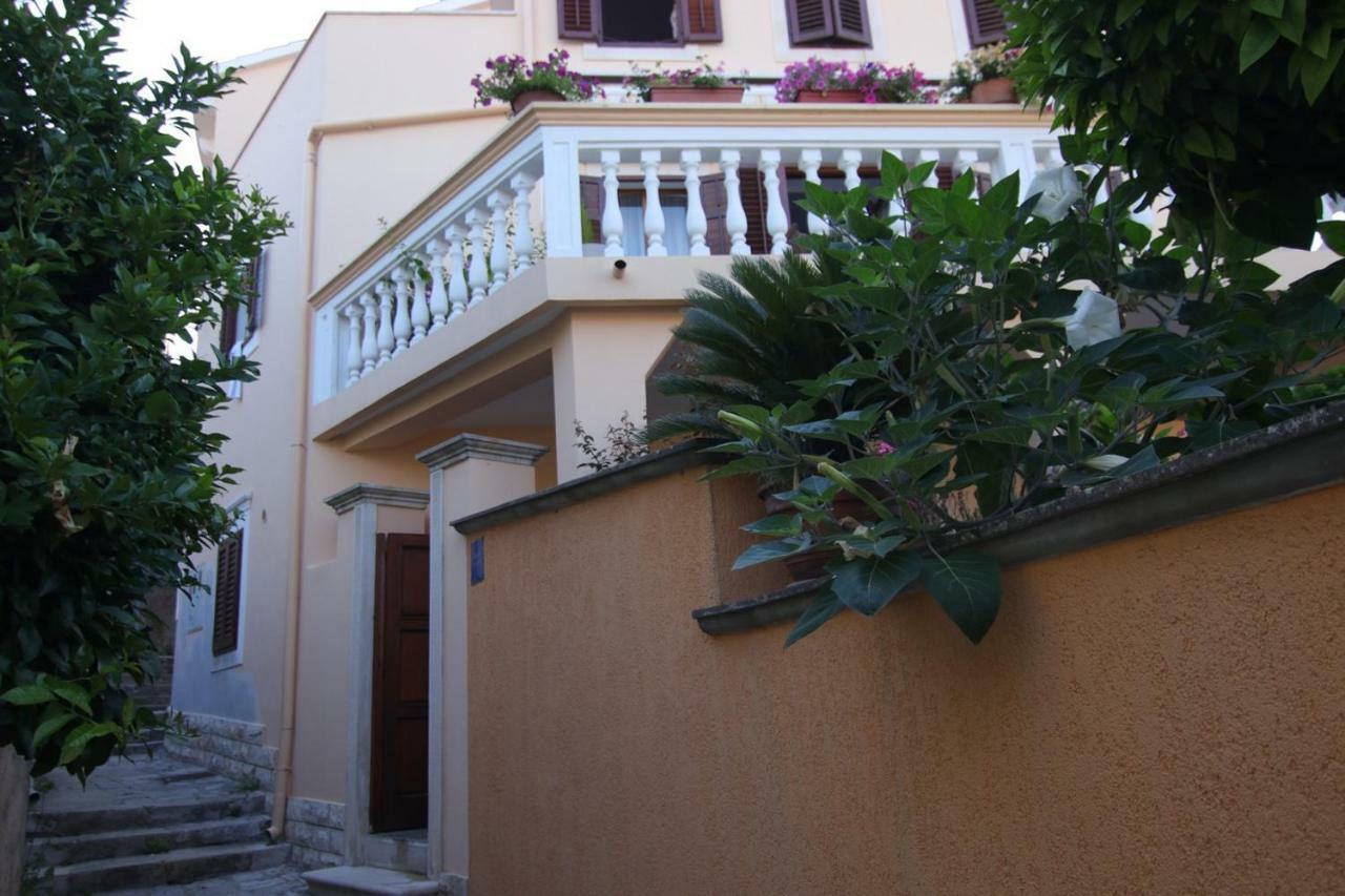 App With A Lovely Patio Mali Lošinj Екстериор снимка