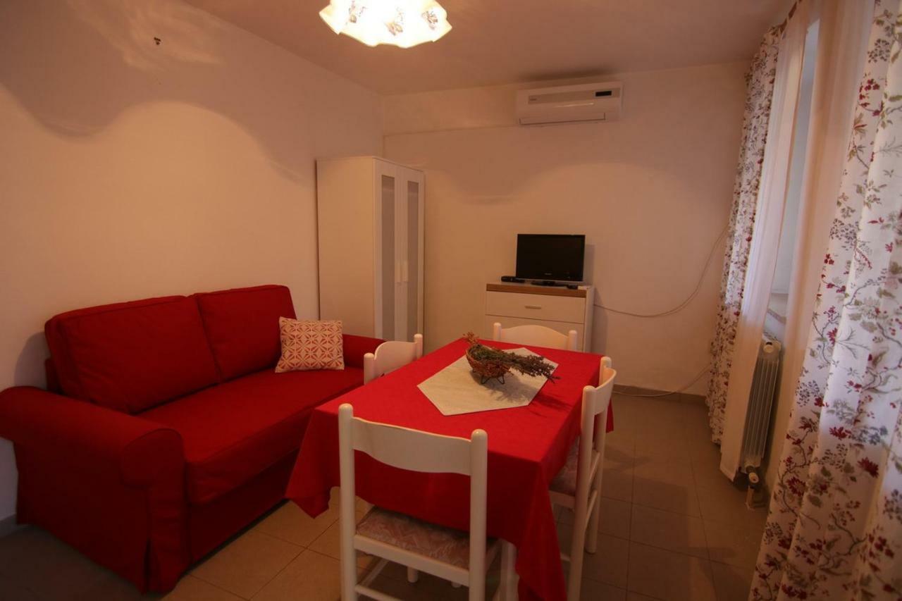 App With A Lovely Patio Mali Lošinj Екстериор снимка