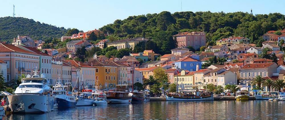 App With A Lovely Patio Mali Lošinj Екстериор снимка