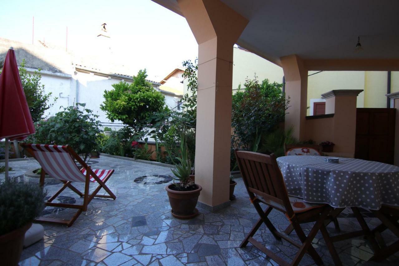 App With A Lovely Patio Mali Lošinj Екстериор снимка