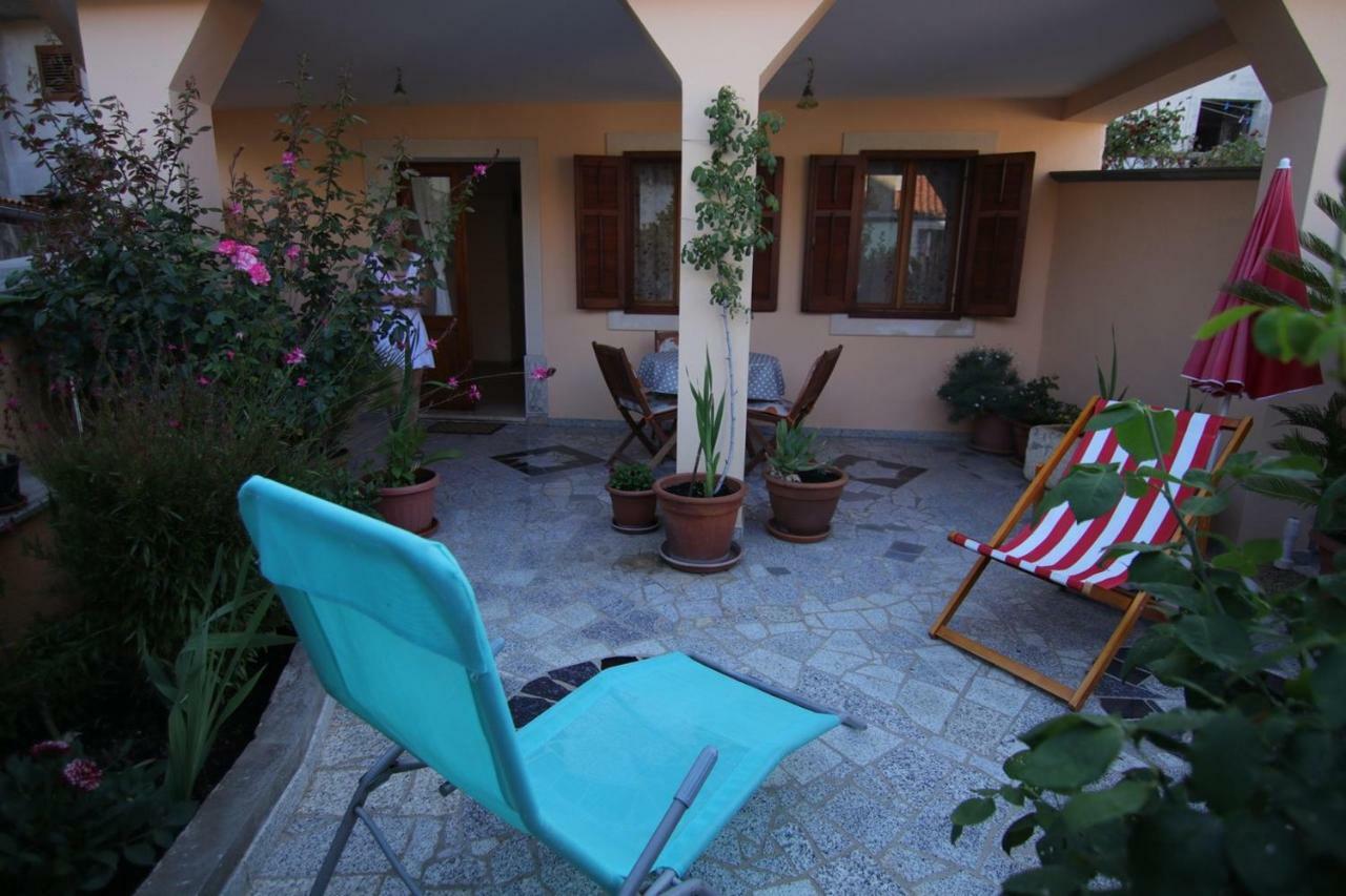 App With A Lovely Patio Mali Lošinj Екстериор снимка