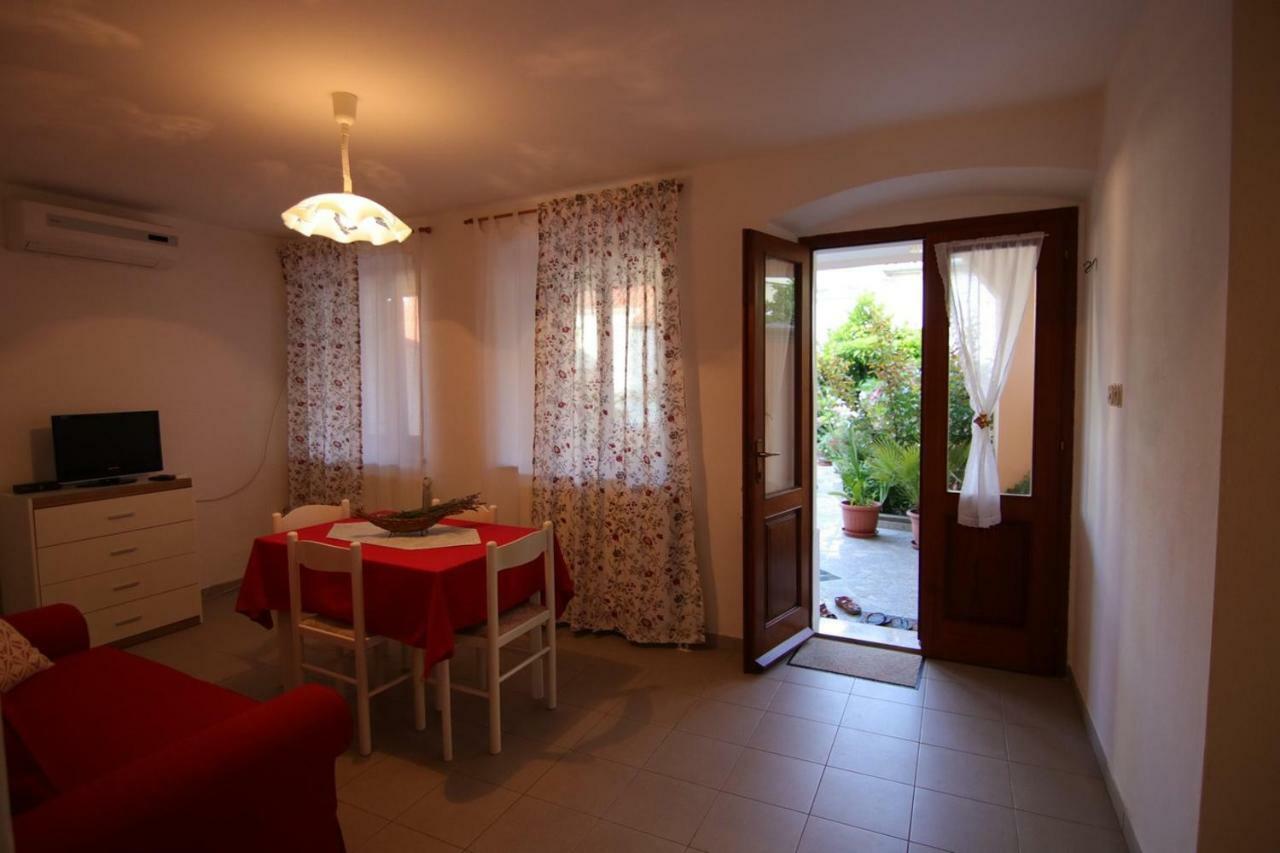 App With A Lovely Patio Mali Lošinj Екстериор снимка